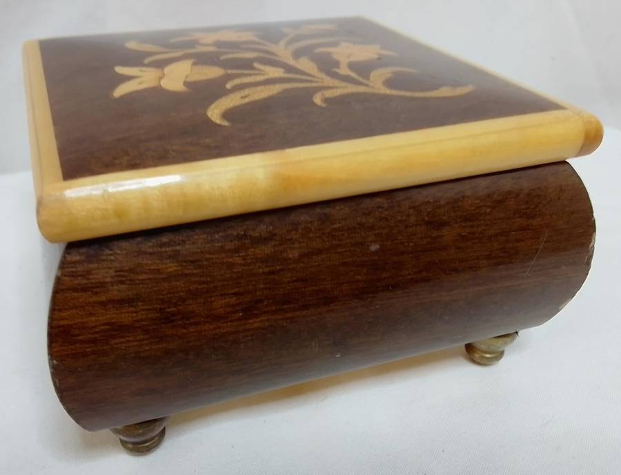 Lovely vintage wooden inlaid trinket box
