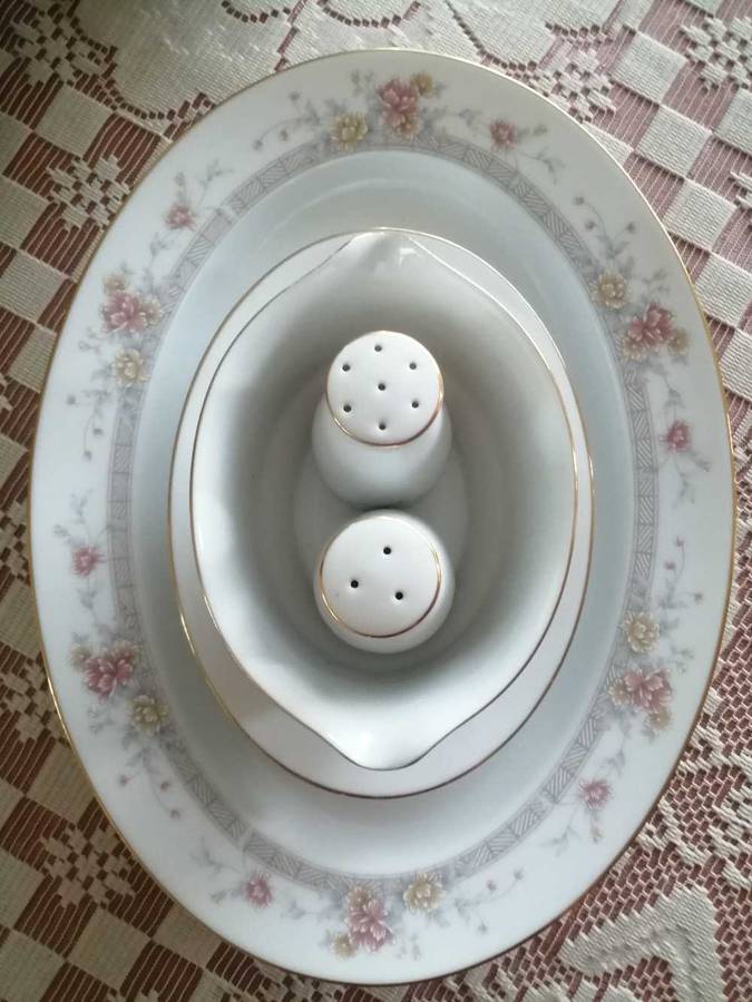 Noritake - Vintage Legendary by Noritake Sri Lanka Dream Street 3843 28 Piece Dinner set.