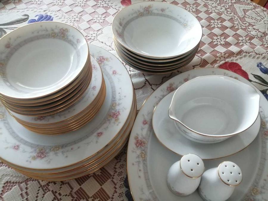 Noritake - Vintage Legendary by Noritake Sri Lanka Dream Street 3843 28 Piece Dinner set.