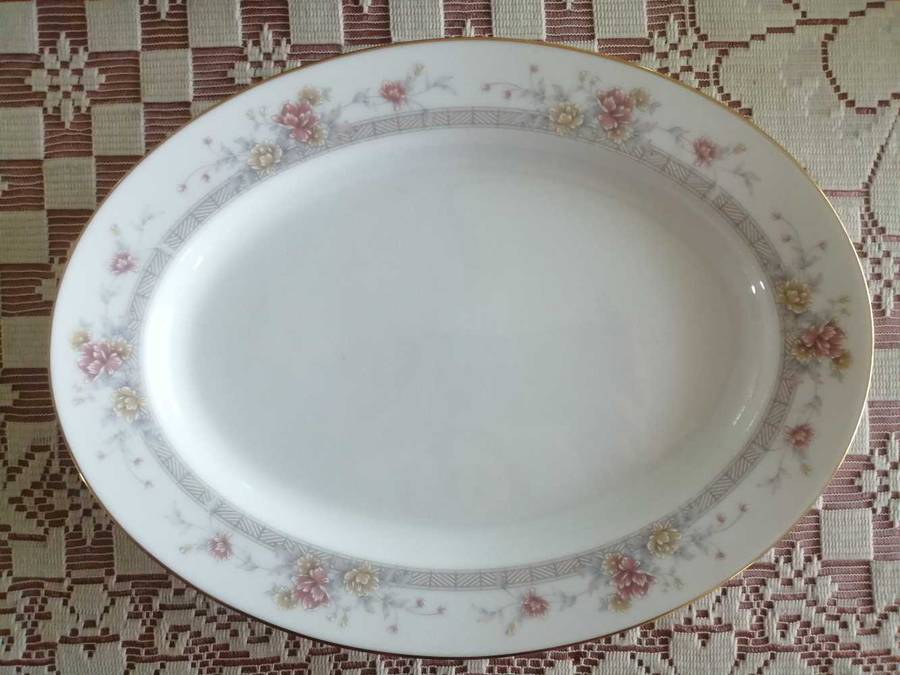 Noritake - Vintage Legendary by Noritake Sri Lanka Dream Street 3843 28 Piece Dinner set.