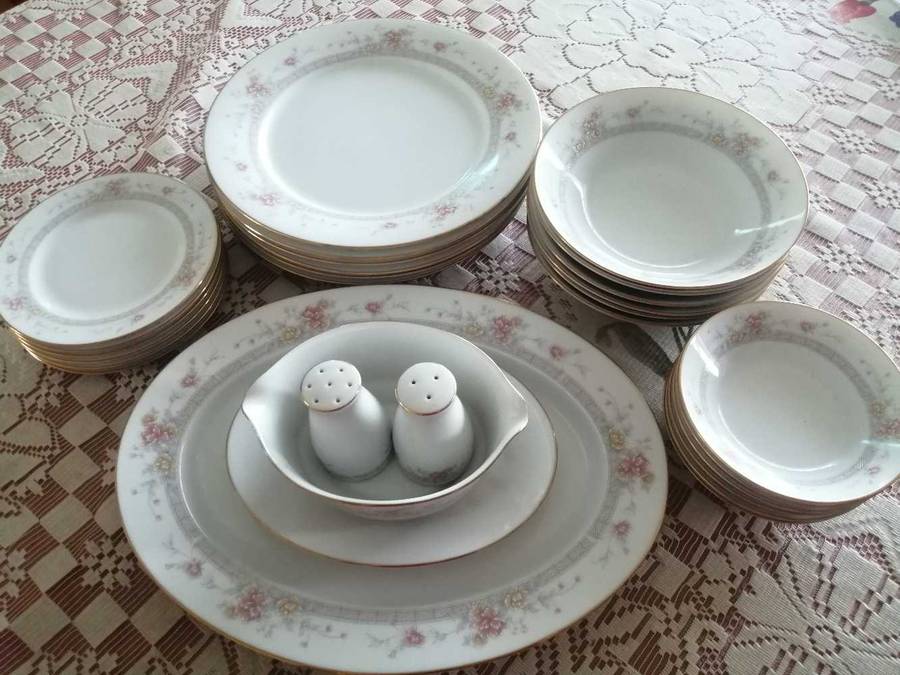 Noritake - Vintage Legendary by Noritake Sri Lanka Dream Street 3843 28 Piece Dinner set.