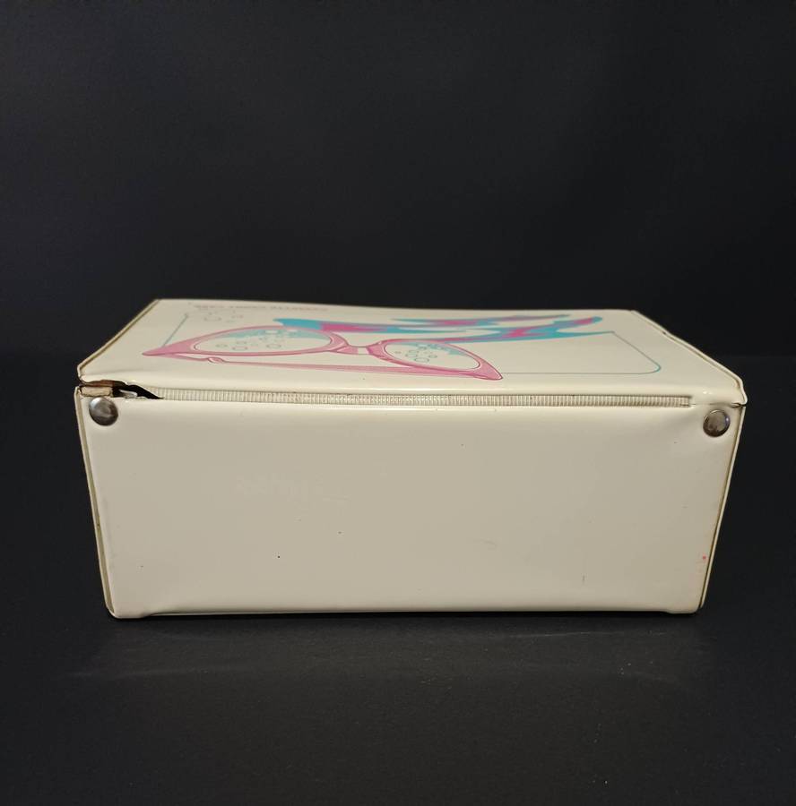 Retro-vintage cassette carry case