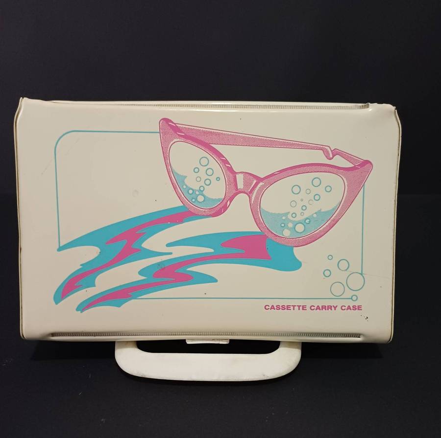 Retro-vintage cassette carry case