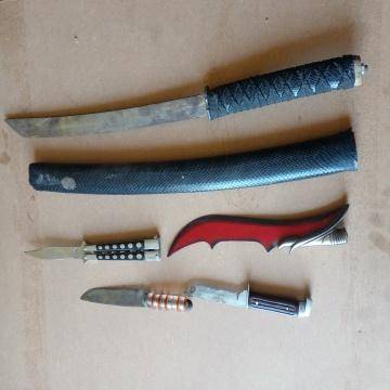 A Lot Of Sharp Edge Knife - Selling As Is