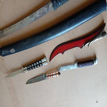 A Lot Of Sharp Edge Knife - Selling As Is