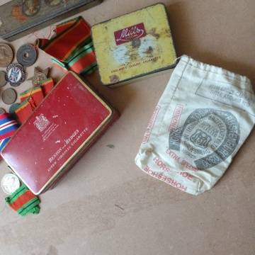 Old Tins, Coins, War Medals, Ribbon And Others - Sellong As A lot
