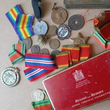 Old Tins, Coins, War Medals, Ribbon And Others - Sellong As A lot