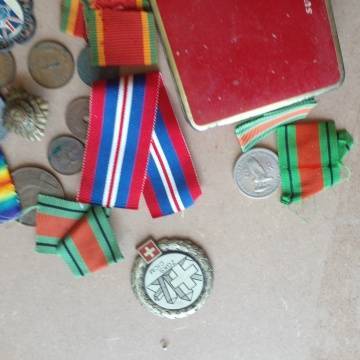Old Tins, Coins, War Medals, Ribbon And Others - Sellong As A lot