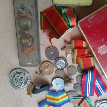 Old Tins, Coins, War Medals, Ribbon And Others - Sellong As A lot