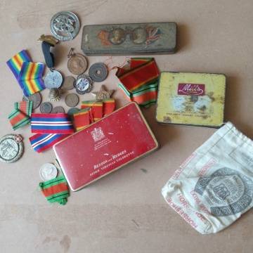 Old Tins, Coins, War Medals, Ribbon And Others - Sellong As A lot