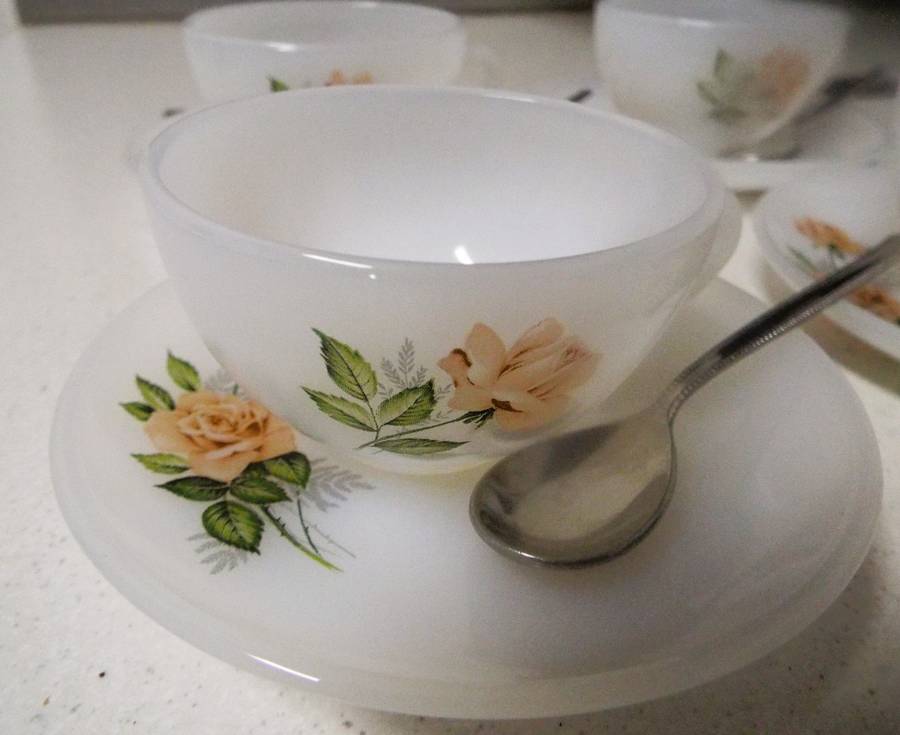 4 x very nice VTG Milk Glass Coffee Mug ARCOPAL France White Cups set with parel 70 spoons