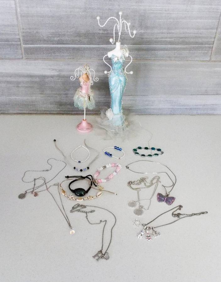 Jewellery lot with 2 hanging stands and assorted pieces