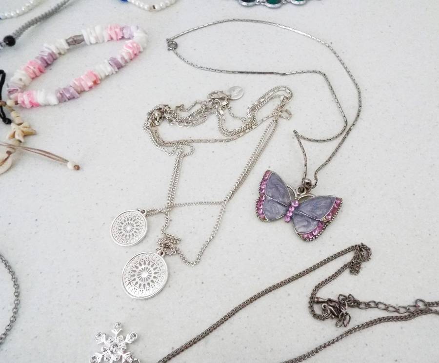 Jewellery lot with 2 hanging stands and assorted pieces