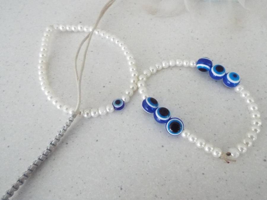 Jewellery lot with 2 hanging stands and assorted pieces