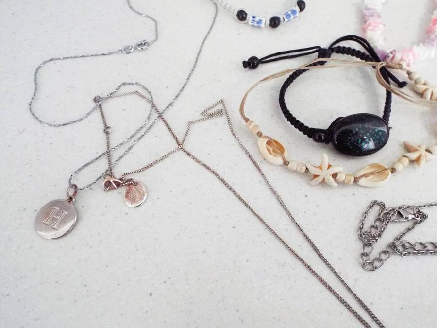 Jewellery lot with 2 hanging stands and assorted pieces