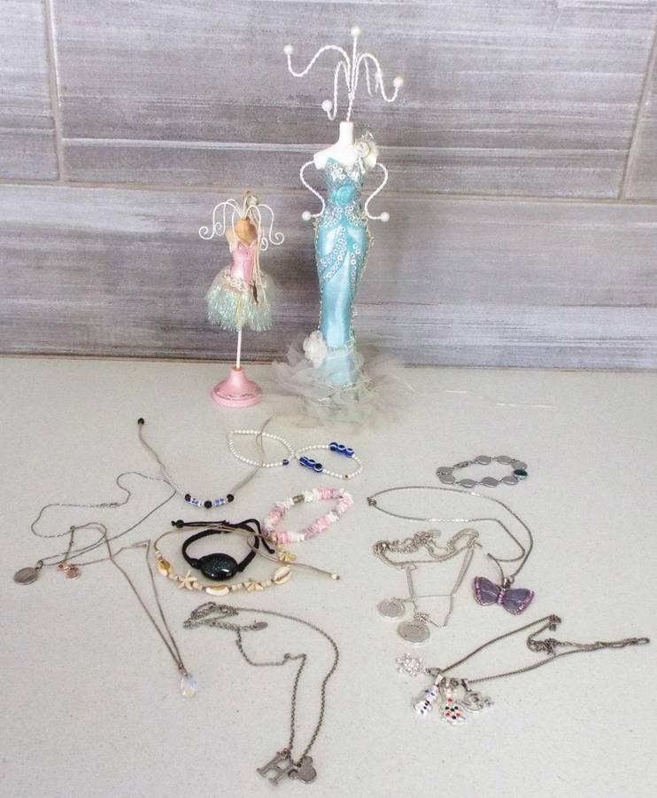 Jewellery lot with 2 hanging stands and assorted pieces