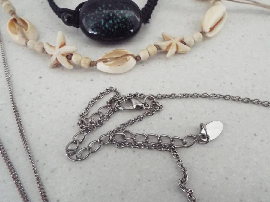 Jewellery lot with 2 hanging stands and assorted pieces