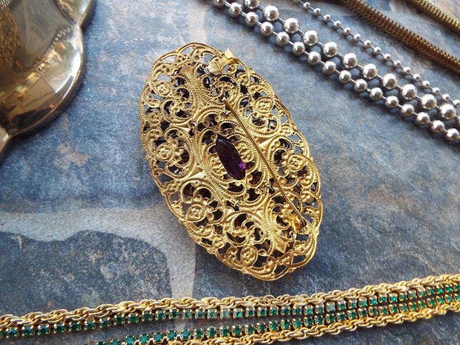 Vintage jewellery box with some stuff as 1 lot