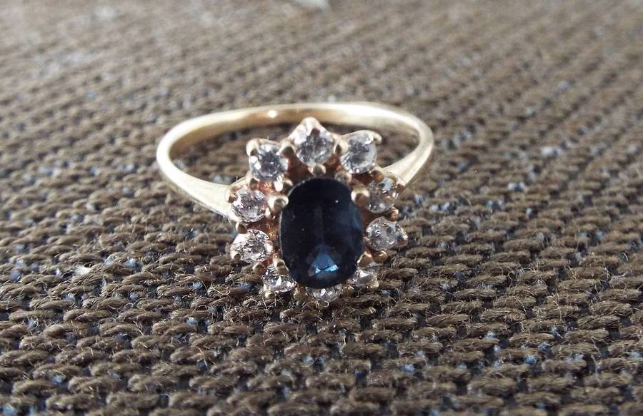 VINTAGE 9CT RING