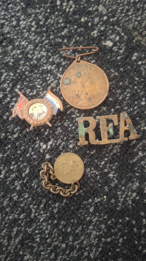 Vintage odd lot pins and badges