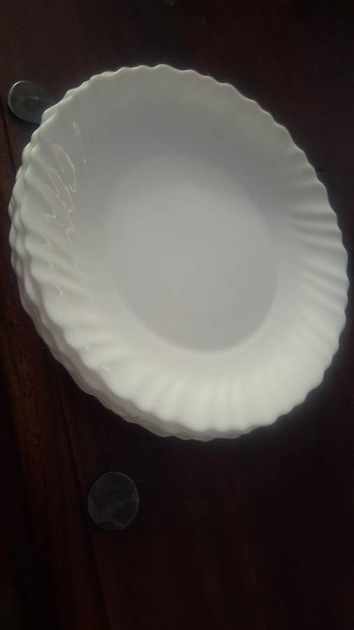 Vintage milk glass plates x 4