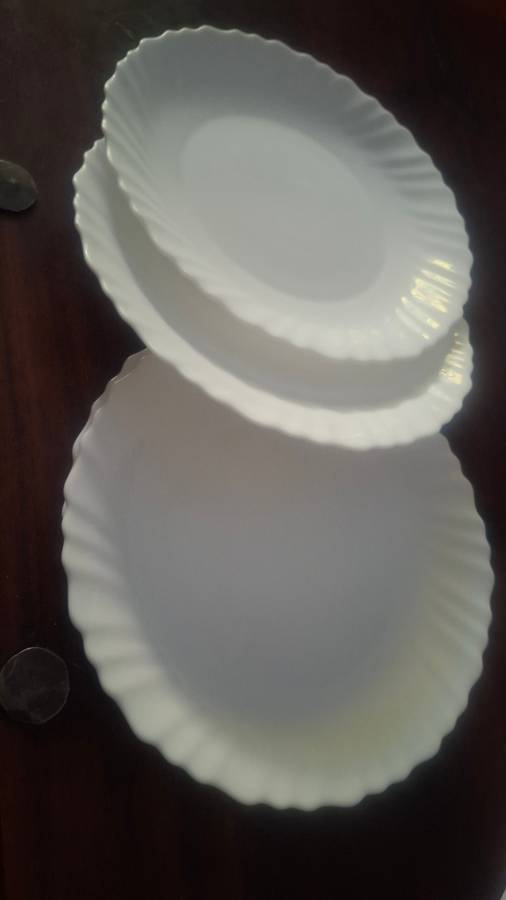 Vintage milk glass plates x 4