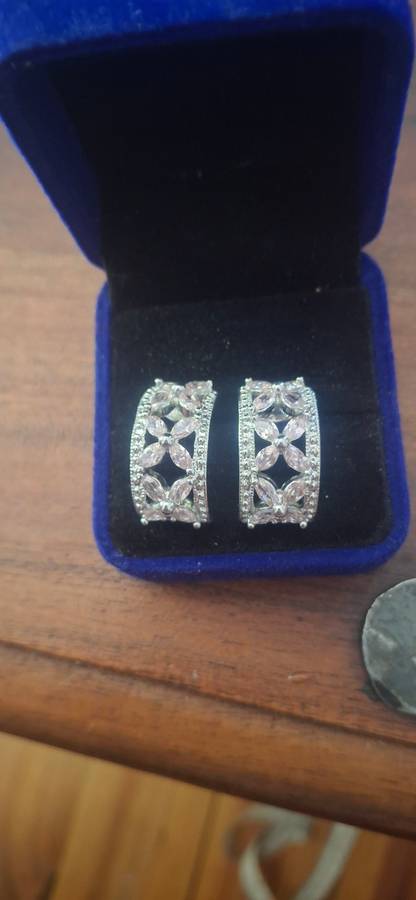 Earrings with pink stones