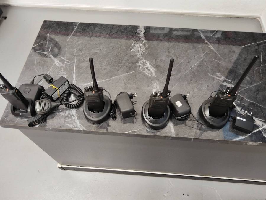 MOTOROLA DP 3400 VHF TWO-WAY RADIO (NO BATTERIES ) SET OF 4 RADIOS WITH CHARGERS