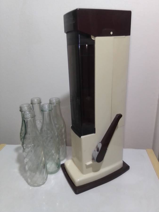 A Salton soda stream+ a gas bottle installed and 5 bottles no caps or cracks.