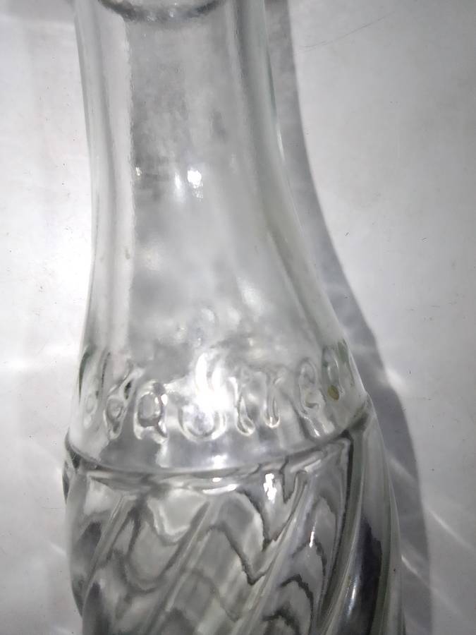 A Salton soda stream+ a gas bottle installed and 5 bottles no caps or cracks.