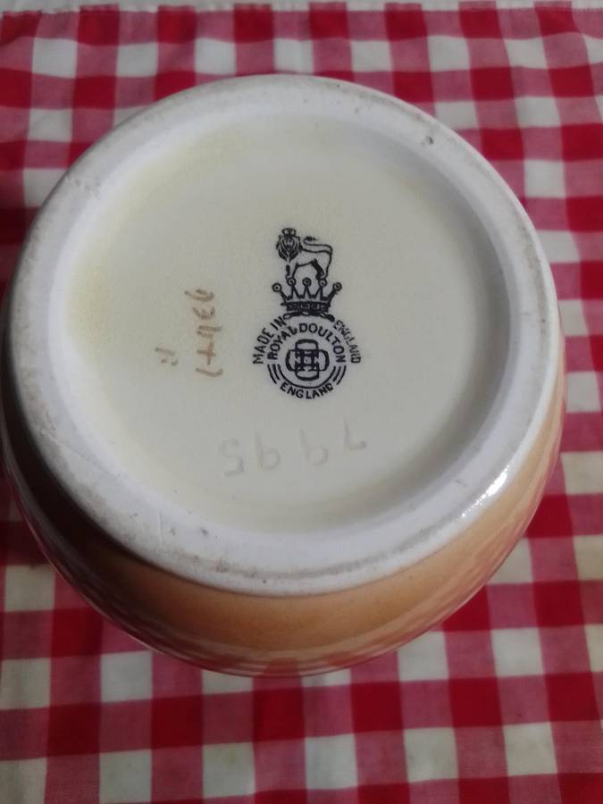 1915/48. A Rare Hard to find. No 7995 shape A RARE ROYAL DOULTON SERIESWARE VASE - COUNTRYSIDE