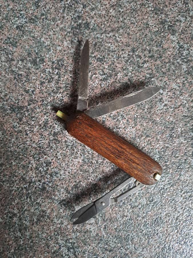 Pocket knife victorinox small with wooden scales/handles