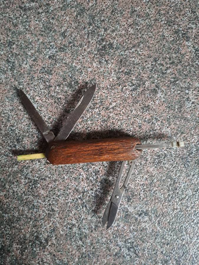 Pocket knife victorinox small with wooden scales/handles