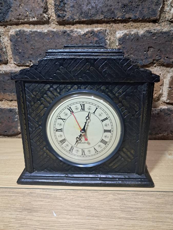 Mantle clock Seth Thomas stiled wooden with Quarts drive