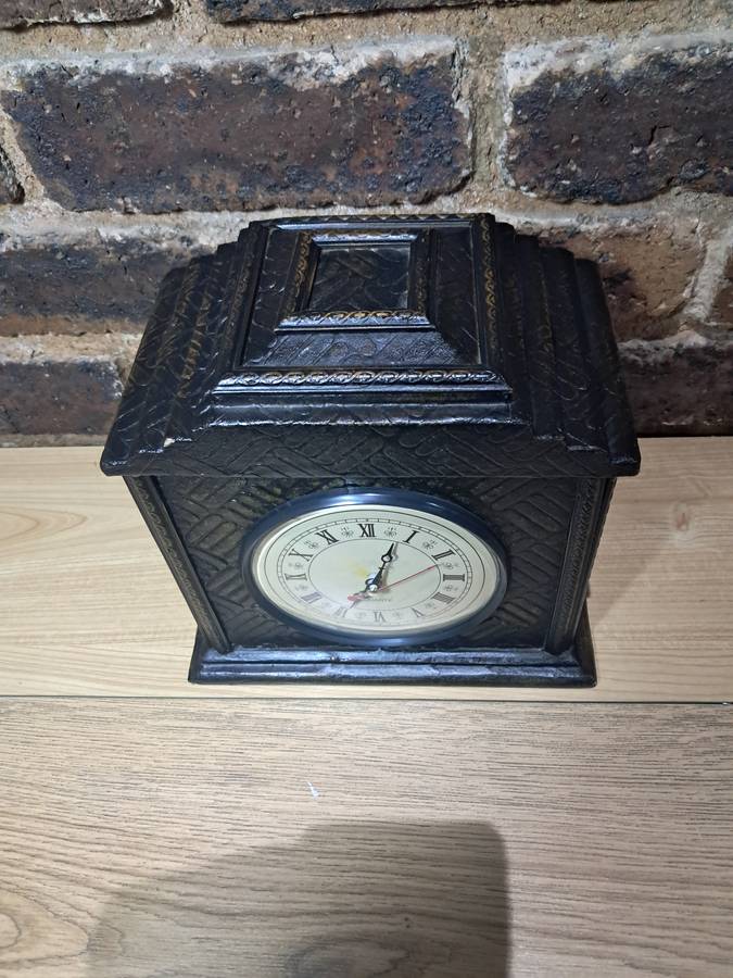 Mantle clock Seth Thomas stiled wooden with Quarts drive