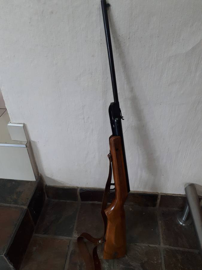 Air rifle vintage Relum supper .177 cal with sling