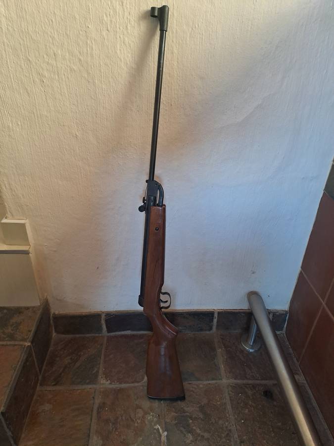 Air rifle 4.5mm .177cal in exelent condition