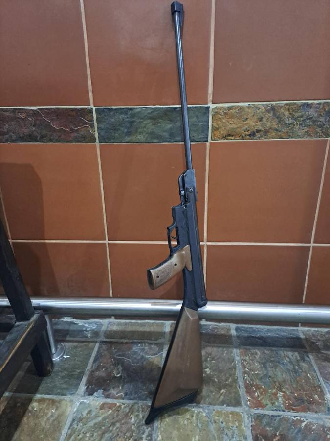 Air rifle ElGamo model model 68 paratrooper sold as is