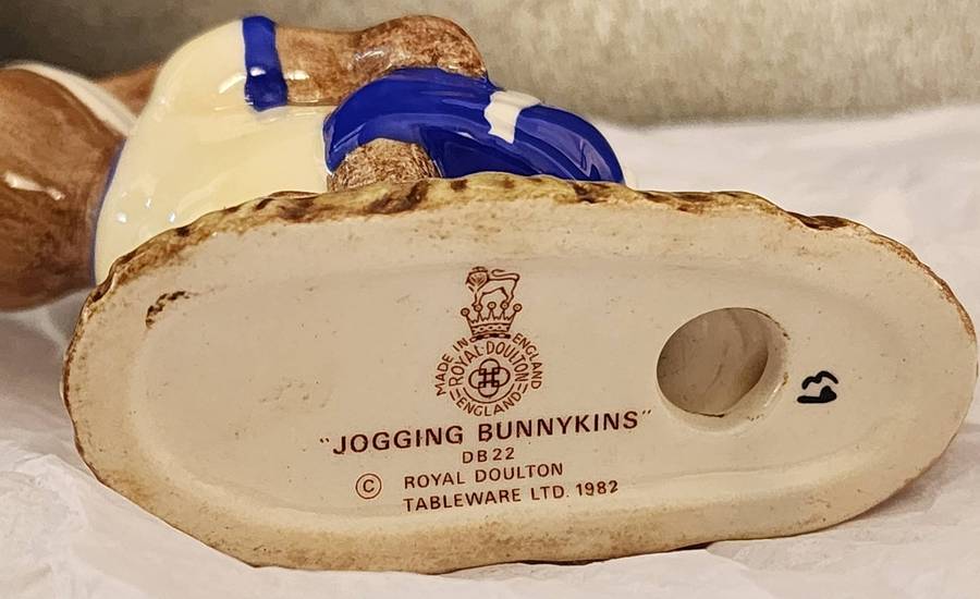 BUNNYKINS-"JOGGING" DB 22- Magnificent, SCARCE vintage- Royal Doulton Amazing perfect Figurine!
