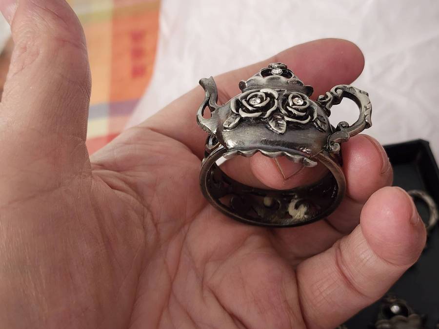 SERVIETTE RINGS-"TEAPOT with ROSES and diamonds"-SUPERB in boxes!! (8 pieces) brand new, heavy