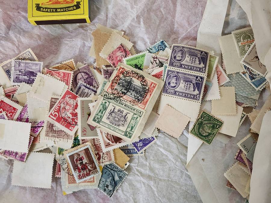 STAMPS-Bulk lot in packet (3) Mostly World-Super envelope-great sort through unchecked lot, bargain!