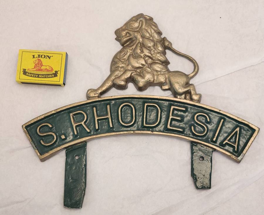Vintage S. RHODESIA WALL Emblem SCARCE depicting gold LION- COAT OF ARMS on green !! SUPERB