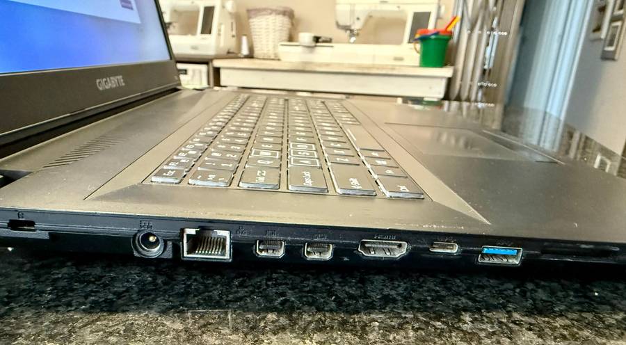 Gigabyte Sabre 17 i7 | GTX Graphics | 16GB RAM | 500GB SSD + HDD + Headphones + Backpack *BUNDLE*