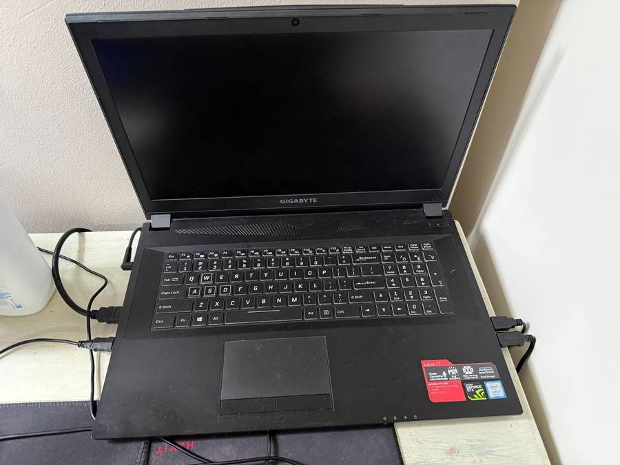 Gigabyte Sabre 17" Laptop i7 GTX 1050 8GB RAM 256GB SSD 1TB HDD Headphones