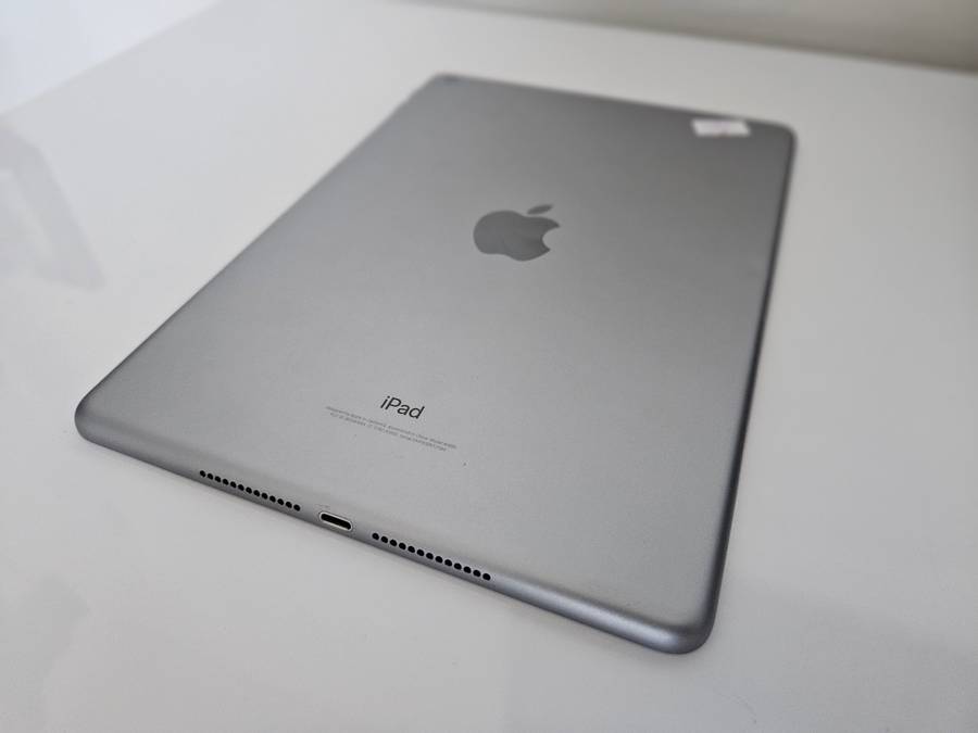 Apple iPad 128GB, 6th Generation, Wifi