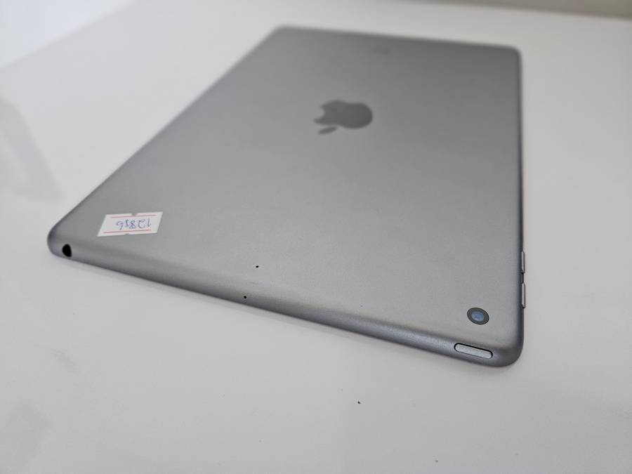 Apple iPad 128GB, 6th Generation, Wifi