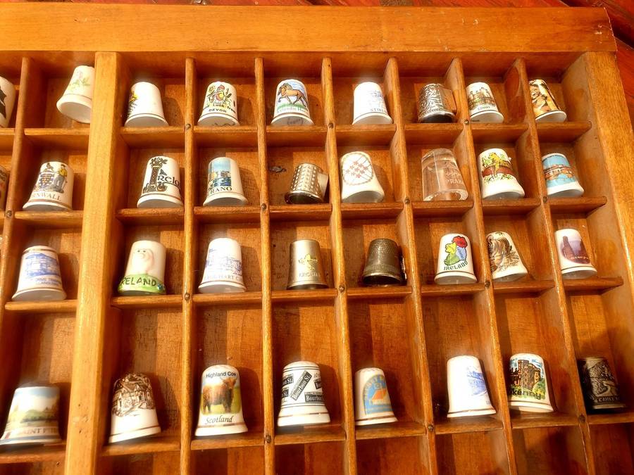 LARGE 98 THIMBLE LOT IN ORIGINAL PRINTERS TRAY