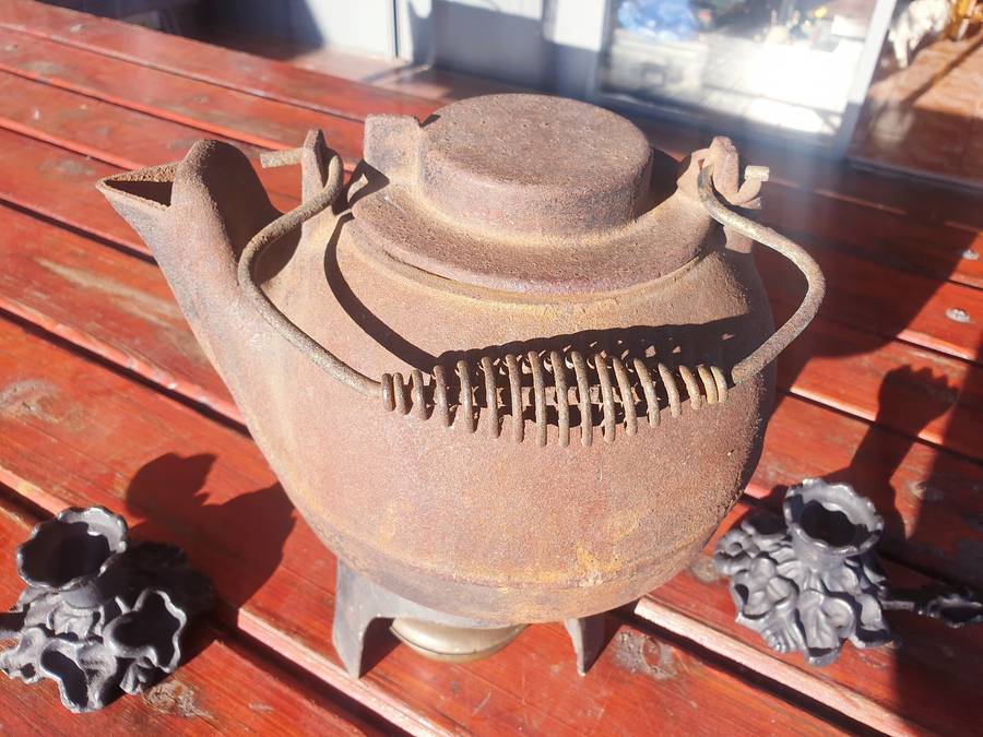 LARGE OLD +- HALF GALLON CAST IRON KETTLE SET 1/2 GAL.