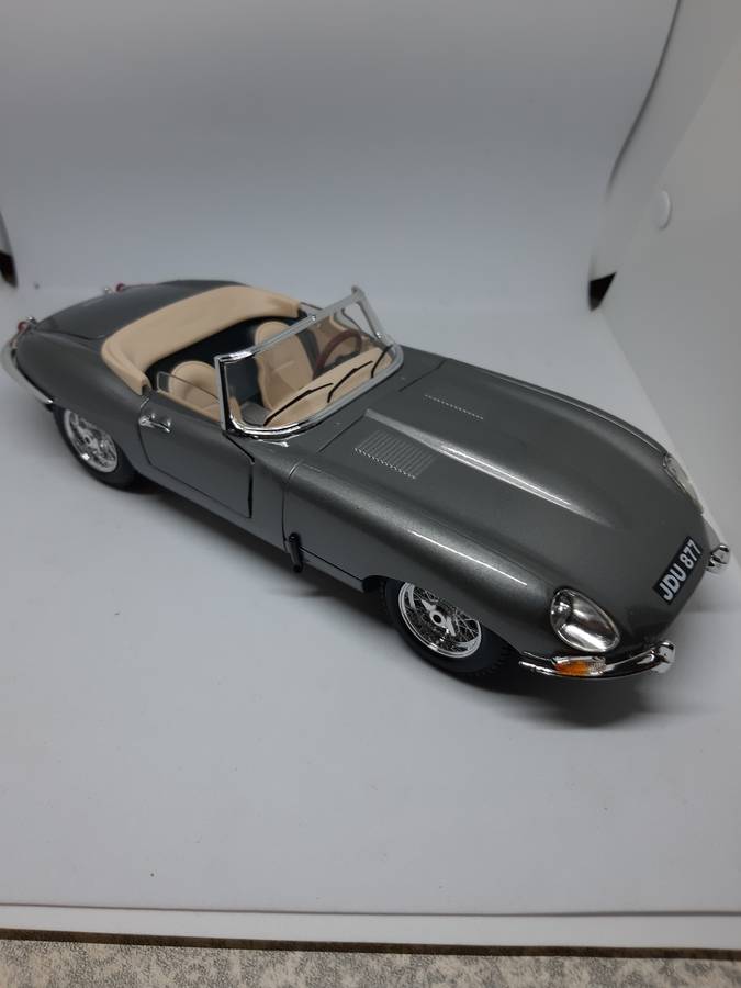 BURAGO 1961 JAGUAR "E" CABRIOLET 1/18 SCALE