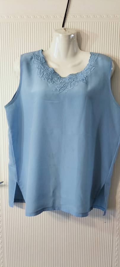 Beautiful Ladies Sleeveless Top - M - No Name (Nr15)